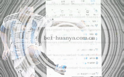 一位女士在公园长椅上，用手机浏览网页。